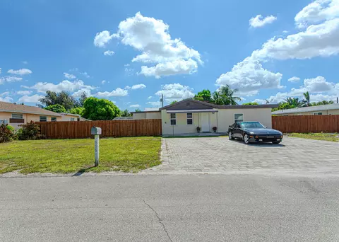696 Neptune St, West Palm Beach, FL 33406