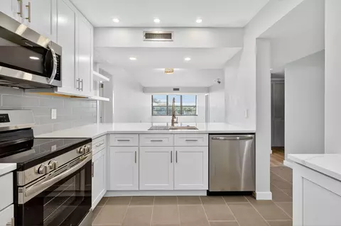3710 Whitehall Dr #404, West Palm Beach, FL 33401