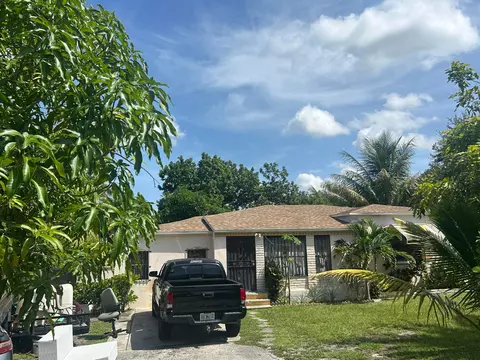 565 NW 143rd St, Miami, FL 33168