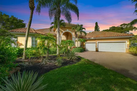 911 Forest Glen Ln, Wellington, FL 33414