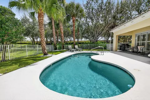 8015 Laborie Ln, Wellington, FL 33414