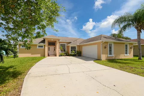 2497 SE Dogwood Ave, Port Saint Lucie, FL 34952