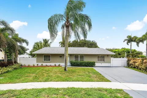 6902 Athena Dr, Lake Worth, FL 33463