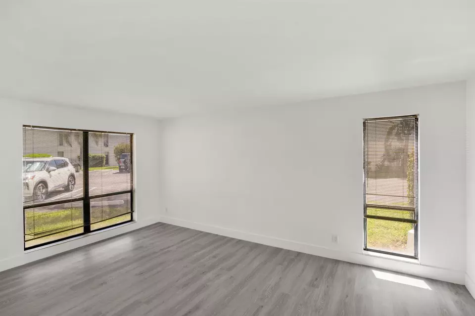Living - 516 Osprey Dr #15A, Delray Beach, FL 33444 photo 2 of 4