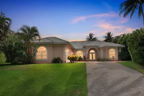 8381 SE Woodcrest Pl, Hobe Sound, FL 33455