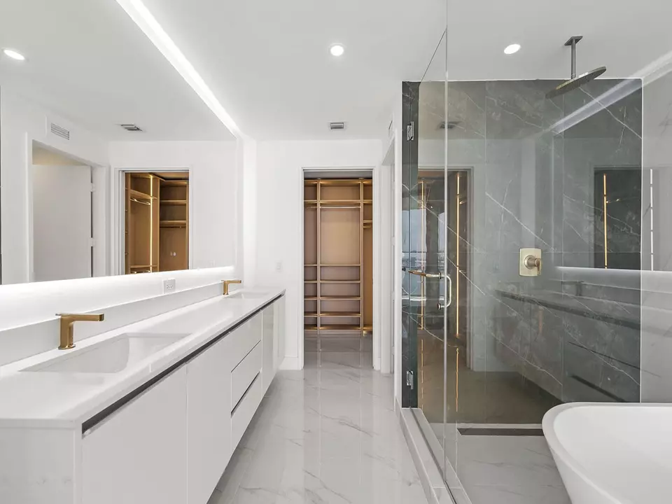 Bath - 700 NE 24th St #3002, Miami, FL 33137 photo 2 of 4