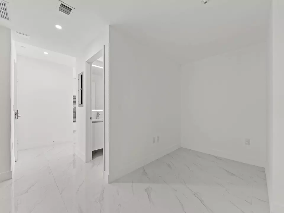 Bedroom - 700 NE 24th St #3002, Miami, FL 33137 photo 6 of 7