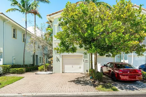 3263 Laurel Ridge Cir, Riviera Beach, FL 33404