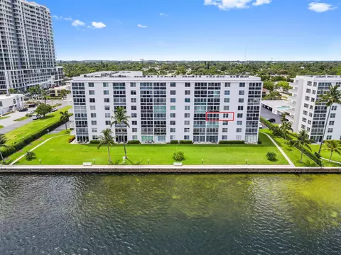 301 Lake Shore Dr #402, Lake Park, FL 33403
