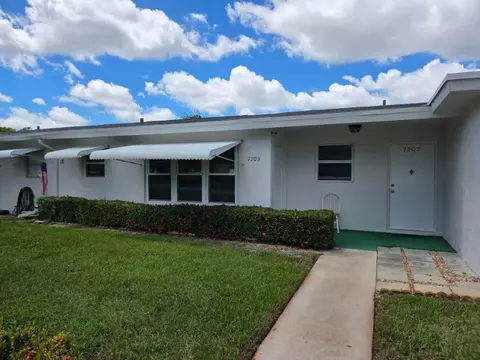 7205 W Oakridge Cir, Lake Worth, FL 33462