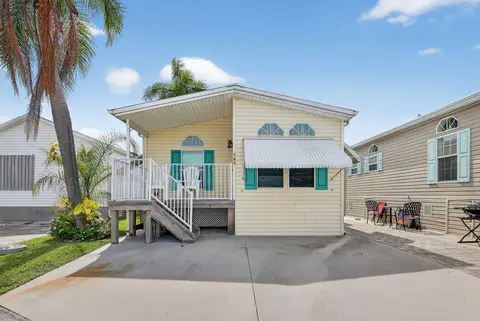 566 Nettles Blvd, Jensen Beach, FL 34957