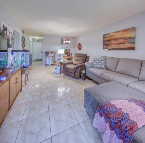 2811 Garden S #104, Lake Worth Beach, FL 33461