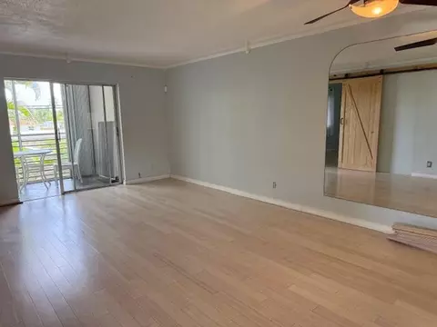 2811 S S Gdn #201, Palm Springs, FL 33461