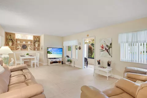 122 Lake Pne #A-1, Greenacres, FL 33463