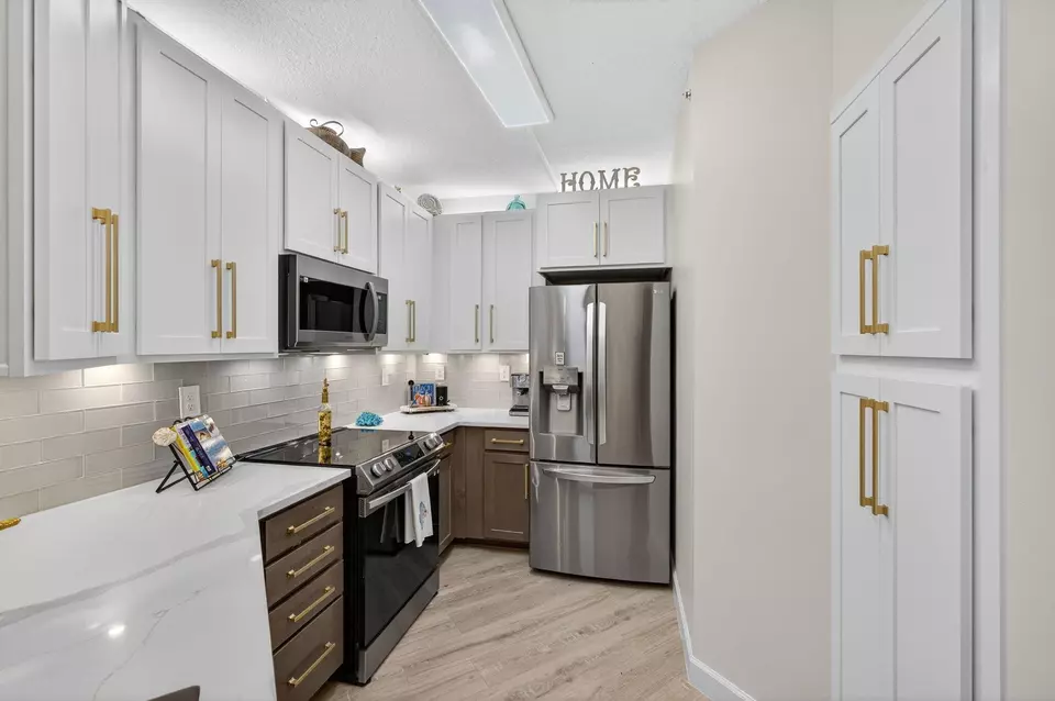 Kitchen - 200 Uno Lago Dr #402, Juno Beach, FL 33408 photo 5 of 7
