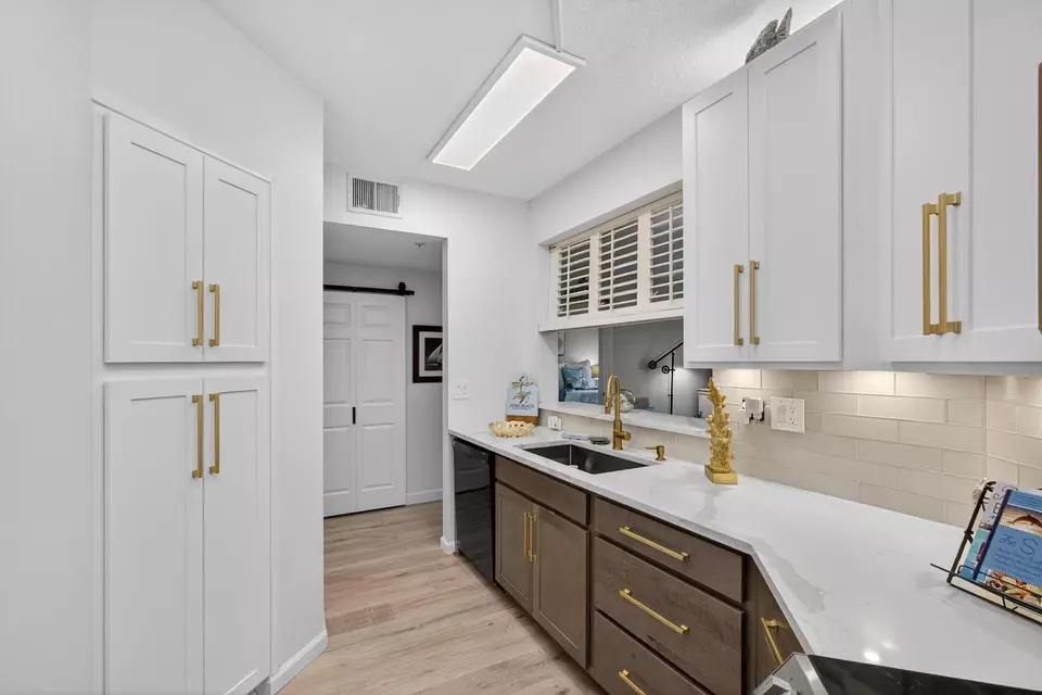 Kitchen - 200 Uno Lago Dr #402, Juno Beach, FL 33408 photo 3 of 7