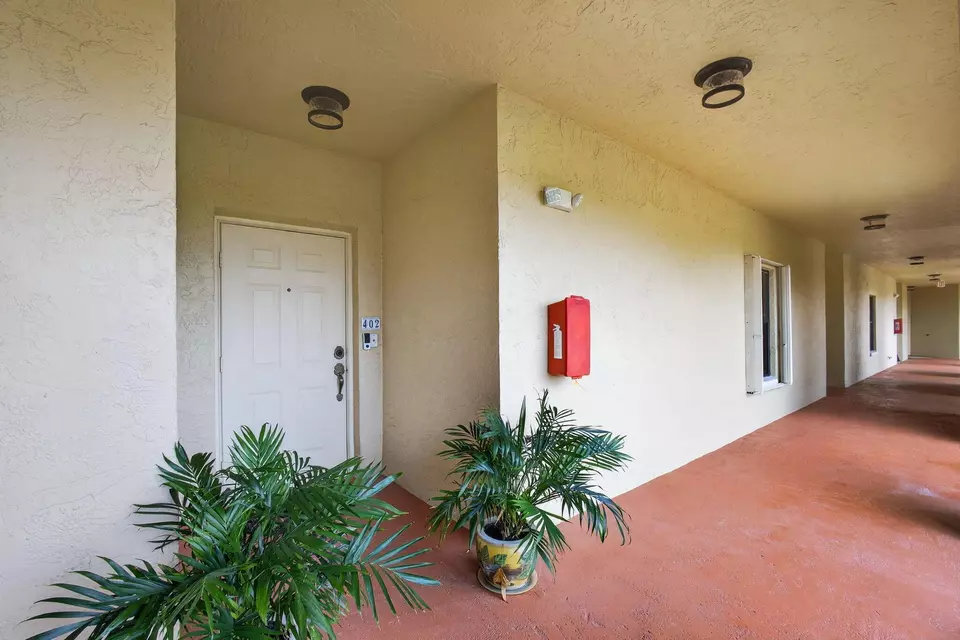Entry Way - 200 Uno Lago Dr #402, Juno Beach, FL 33408 photo 4 of 5