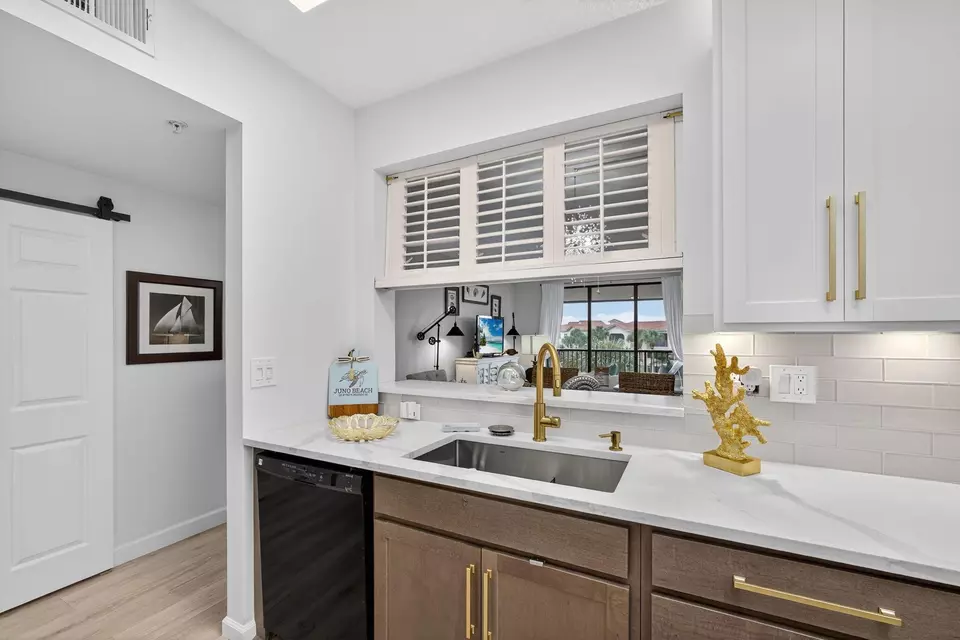 Kitchen - 200 Uno Lago Dr #402, Juno Beach, FL 33408 photo 4 of 7