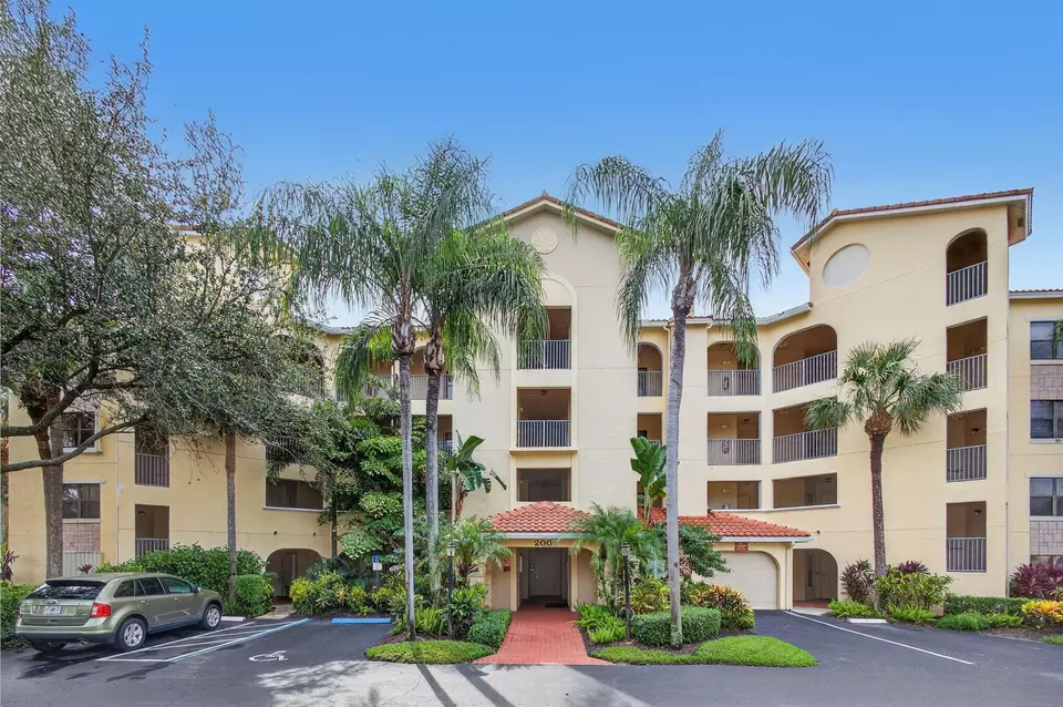 Exterior - 200 Uno Lago Dr #402, Juno Beach, FL 33408 photo 2 of 8