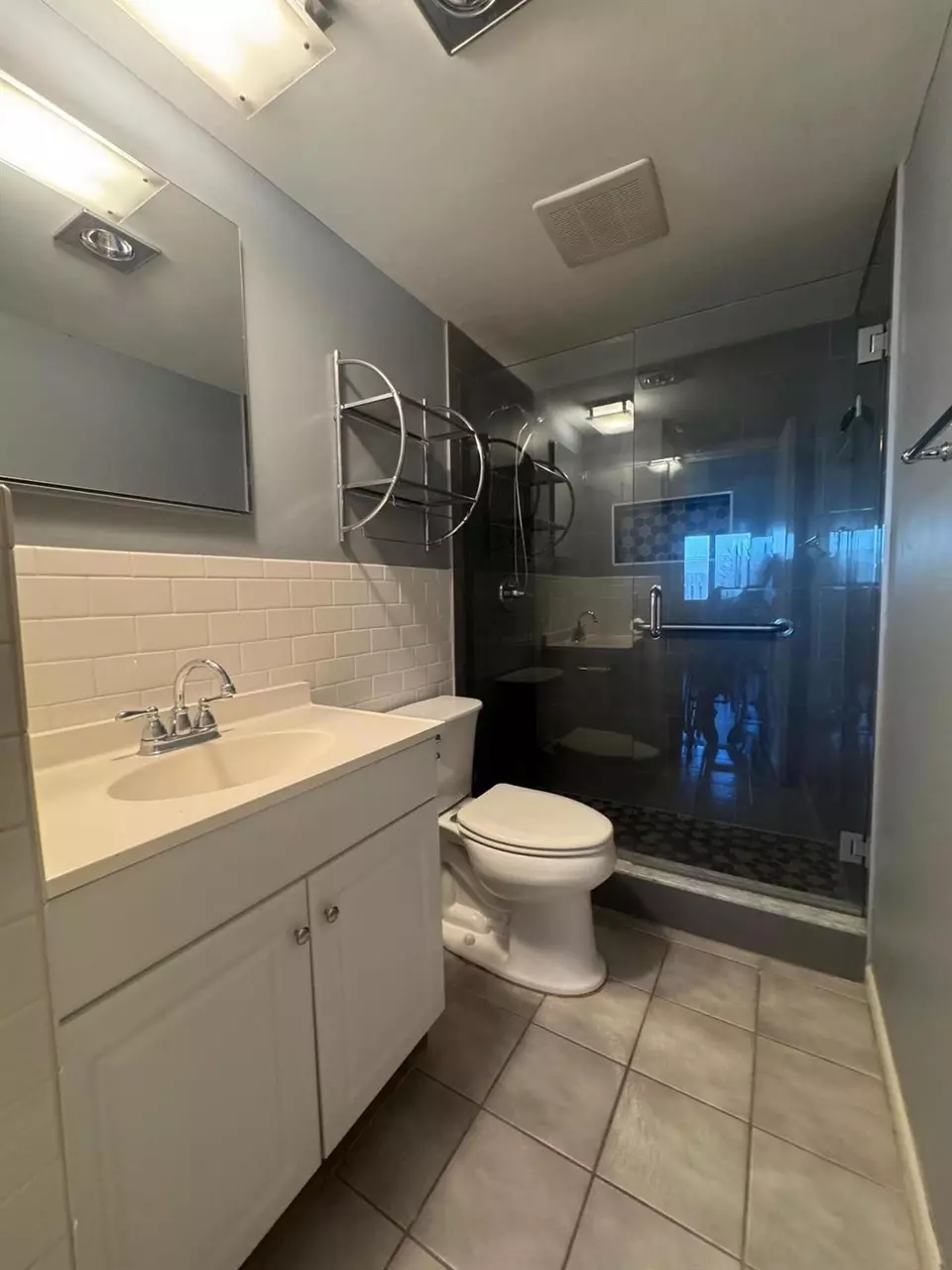 Bath - 400 S Cypress Rd #406, Pompano Beach, FL 33060 photo 1 of 5