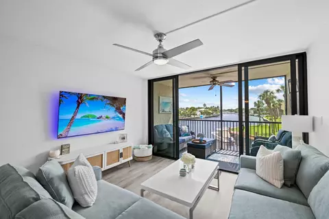 15 Royal Palm Way #202, Boca Raton, FL 33432