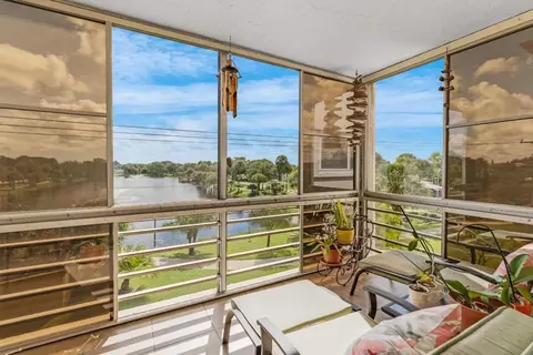 225 Bonnie #314, Palm Springs, FL 33461