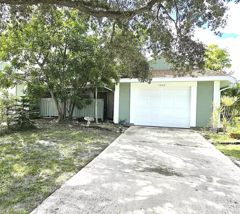 1365 SE Rivergreen Cir, Port Saint Lucie, FL 34952