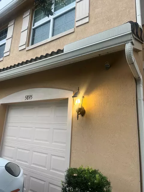 5895 Monterra Club Dr, Lake Worth, FL 33463