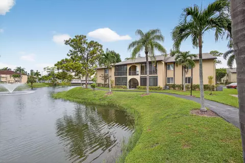 340 Pine Ridge Cir #B-2, Greenacres, FL 33463