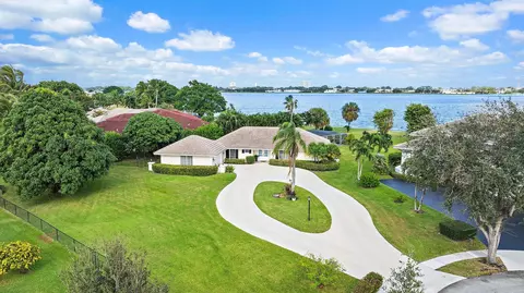 4 Cloister Cir, West Palm Beach, FL 33401