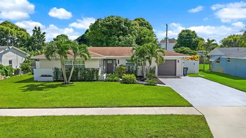 428 Hawthorne Dr, Lake Park, FL 33403