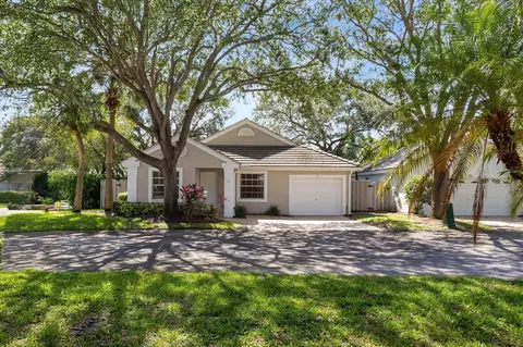 15 Admirals Ct, Palm Beach Gardens, FL 33418