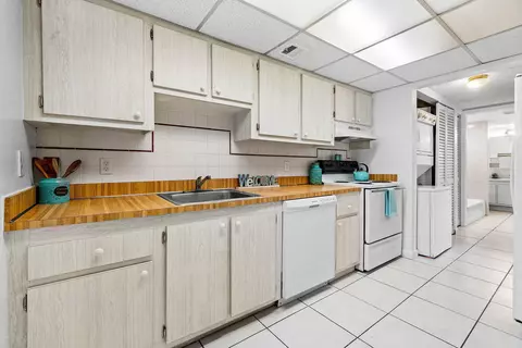 1876 Fairview Villas Dr #3, Palm Springs, FL 33406
