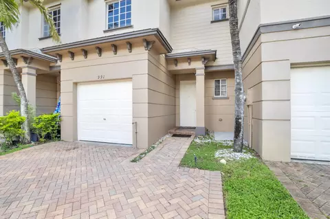 991 Abaco Ln, Riviera Beach, FL 33404