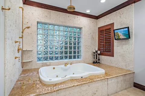 Bath - 613 S Beach Rd, Jupiter, FL 33469 photo 2 of 10