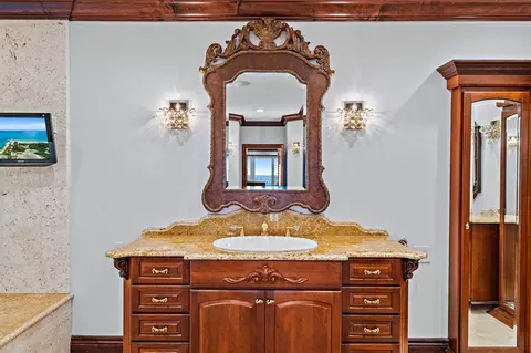 Bath - 613 S Beach Rd, Jupiter, FL 33469 photo 3 of 10
