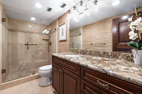 Bath - 613 S Beach Rd, Jupiter, FL 33469 photo 8 of 10
