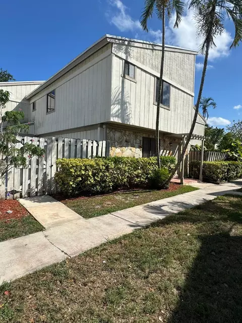 11866 Sturbridge Ln, Wellington, FL 33414