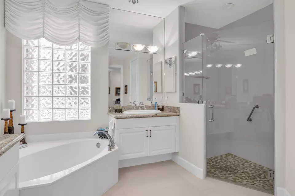 Bath - 9085 Padova Dr, Boynton Beach, FL 33472 photo 2 of 4