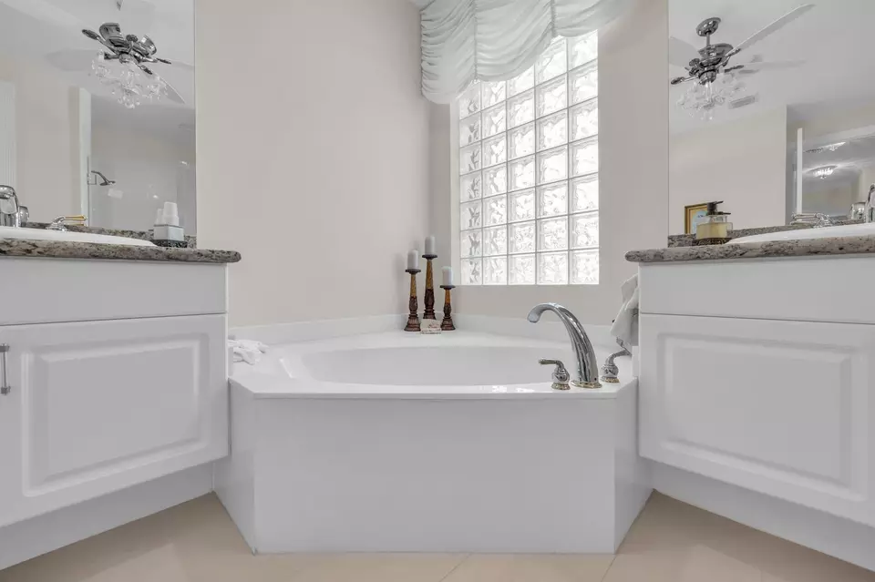 Bath - 9085 Padova Dr, Boynton Beach, FL 33472 photo 3 of 4