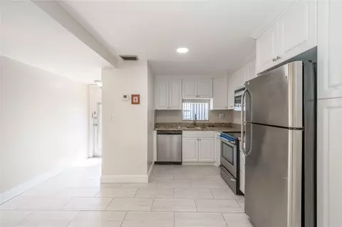 9523 S Hollybrook Lake Dr #107, Pembroke Pines, FL 33025
