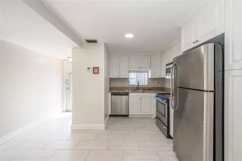9523 S Hollybrook Lake Dr #107, Pembroke Pines, FL 33025