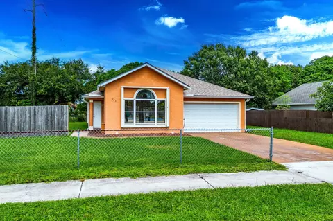 726 Maple Ave, Fort Pierce, FL 34982