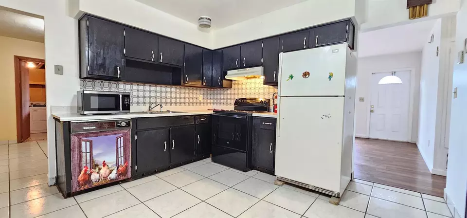 Kitchen - 632 SW 13th St, Belle Glade, FL 33430 photo 2 of 2
