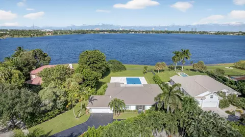 8 Woodbrook Cir, West Palm Beach, FL 33401