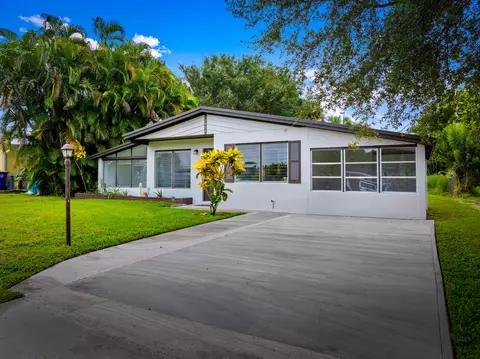 2904 SE Bamboo St, Stuart, FL 34997 photo 2