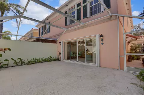 11 Laurel Oaks Cir, Tequesta, FL 33469