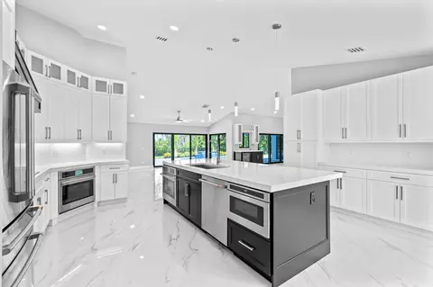15555 De Havilland Ct, Wellington, FL 33414