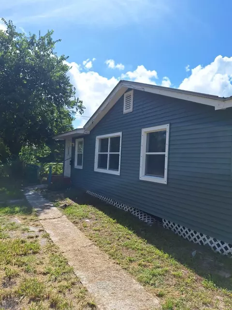 2107 S 34th St, Fort Pierce, FL 34947