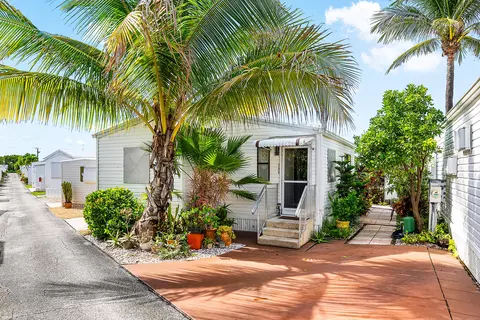 4 E Cedar Dr #CD, Briny Breezes, FL 33435